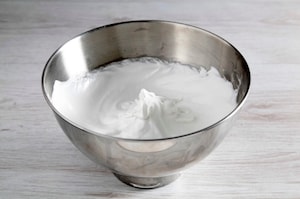 Preparazione Pavlova panna fragole e pitaya - Fase 1