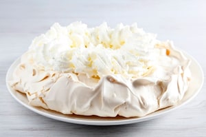 Preparazione Pavlova panna fragole e pitaya - Fase 3