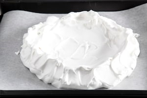 Preparazione Pavlova panna fragole e pitaya - Fase 2