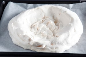 Preparazione Pavlova panna fragole e pitaya - Fase 2