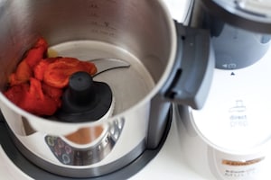 Preparazione Risotto con crema di peperoni, noci pecan e stracciatella di burrata - Fase 1