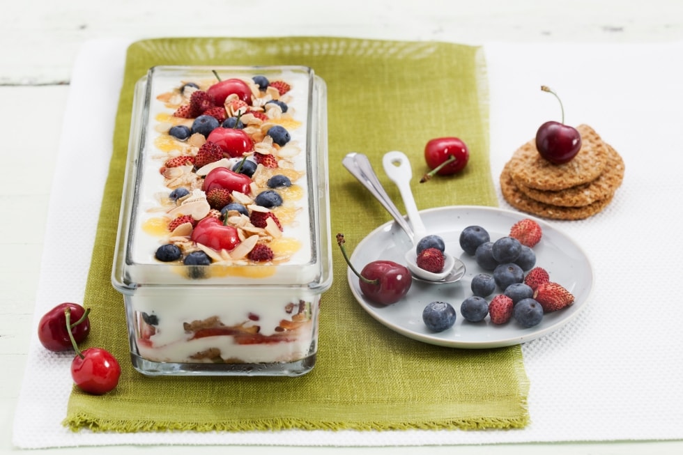 Tiramisù di yogurt e frutta ricetta