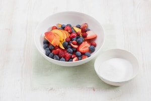 Preparazione Tiramisù di yogurt e frutta - Fase 1