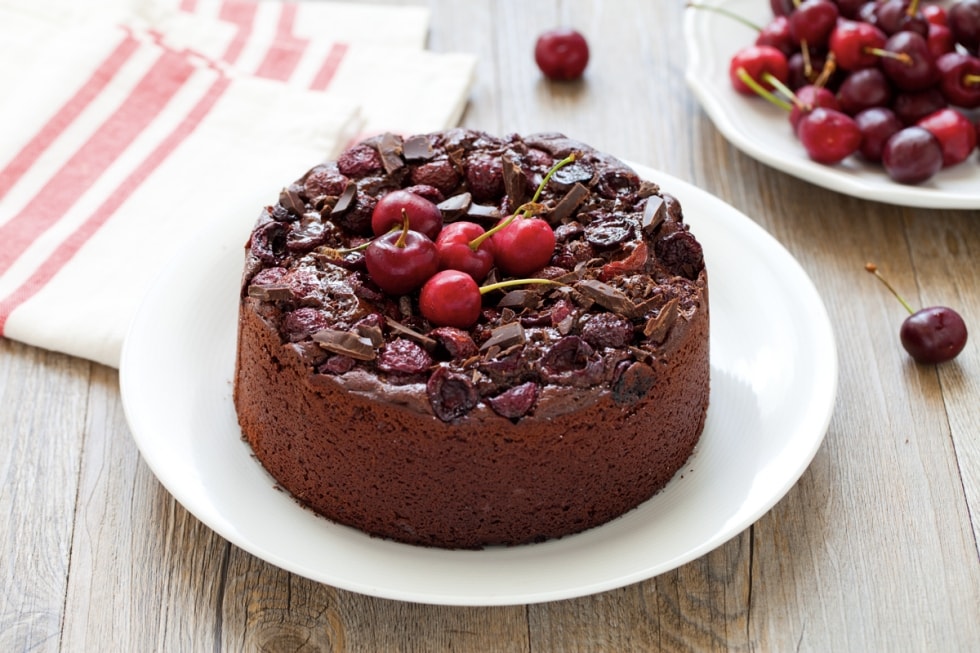 Torta al cioccolato e ciliegie ricetta