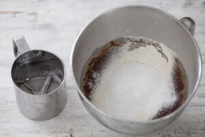 Preparazione Torta al cioccolato e ciliegie - Fase 2