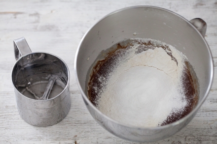 Preparazione Torta al cioccolato e ciliegie - Fase 2 Preparazione Torta al cioccolato e ciliegie - Fase 2