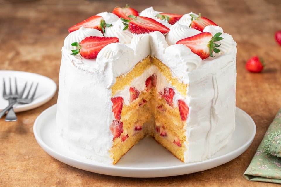 Torta alla panna, fragole e crema