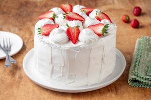 Preparazione Torta alla panna, fragole e crema - Fase 8