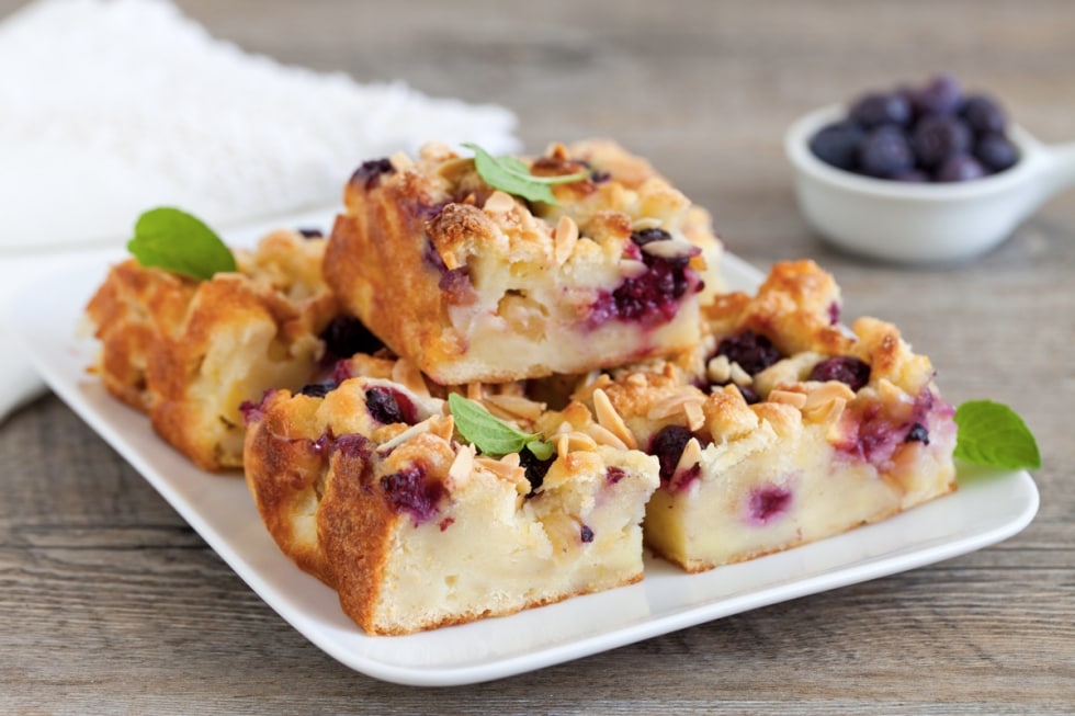 Torta di pane, more, mele e mandorle ricetta