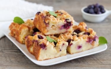 Torta di pane, more, mele e mandorle