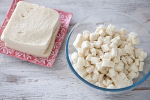 Preparazione Torta di pane, more, mele e mandorle - Fase 1