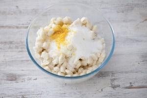 Preparazione Torta di pane, more, mele e mandorle - Fase 1