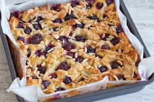 Preparazione Torta di pane, more, mele e mandorle - Fase 4