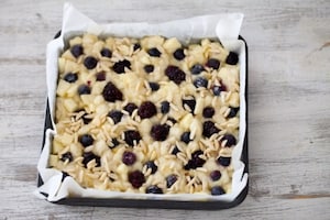 Preparazione Torta di pane, more, mele e mandorle - Fase 3