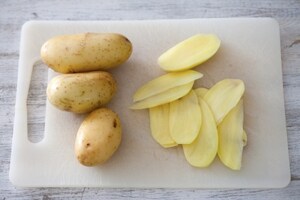 Preparazione Torta di spinaci e ricotta in crosta di patate - Fase 1
