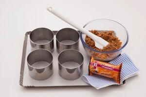 Preparazione Tortini di biscotti e cioccolato alla mousse e peperoncino - Fase 1