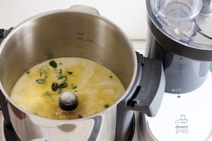 Preparazione Vellutata di piselli, fave e mozzarella di bufala - Fase 4