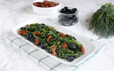 Agretti in padella con pomodori secchi e olive