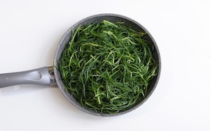 Preparazione Agretti in padella con pomodori secchi e olive - Fase 1