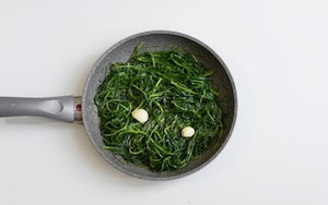 Preparazione Agretti in padella con pomodori secchi e olive - Fase 2