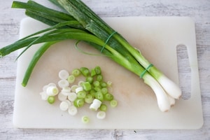 Preparazione Bruschetta con formaggio di capra, avocado, pomodori ciliegini e semi di papavero - Fase 1