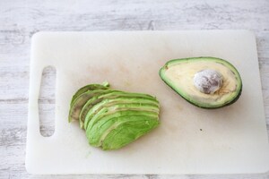Preparazione Bruschetta con formaggio di capra, avocado, pomodori ciliegini e semi di papavero - Fase 1