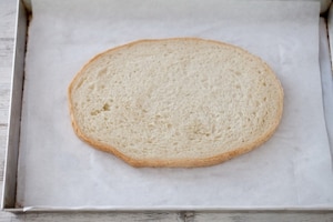 Preparazione Bruschetta con formaggio di capra, avocado, pomodori ciliegini e semi di papavero - Fase 3