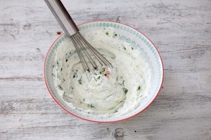 Preparazione Bruschetta con formaggio di capra, avocado, pomodori ciliegini e semi di papavero - Fase 3