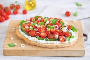 Preparazione Bruschetta con formaggio di capra, avocado, pomodori ciliegini e semi di papavero - Fase 4