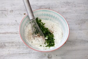 Preparazione Bruschetta con formaggio di capra, avocado, pomodori ciliegini e semi di papavero - Fase 2