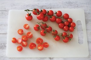 Preparazione Bruschetta con formaggio di capra, avocado, pomodori ciliegini e semi di papavero - Fase 2