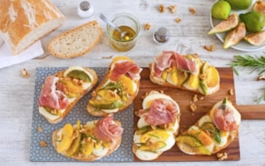 Bruschette alla frutta, mozzarella e prosciutto crudo