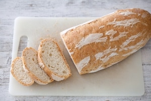 Preparazione Bruschette alla frutta, mozzarella e prosciutto crudo - Fase 1
