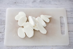 Preparazione Bruschette alla frutta, mozzarella e prosciutto crudo - Fase 1