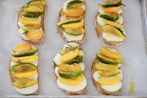 Preparazione Bruschette alla frutta, mozzarella e prosciutto crudo - Fase 4