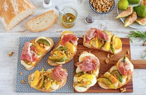 Preparazione Bruschette alla frutta, mozzarella e prosciutto crudo - Fase 4