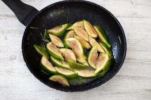 Preparazione Bruschette alla frutta, mozzarella e prosciutto crudo - Fase 2