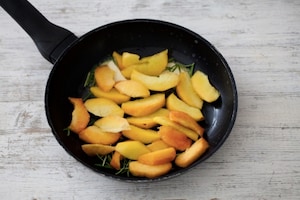 Preparazione Bruschette alla frutta, mozzarella e prosciutto crudo - Fase 3