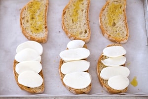 Preparazione Bruschette alla frutta, mozzarella e prosciutto crudo - Fase 3