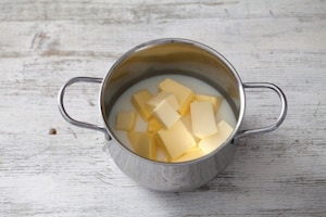 Preparazione Bundt cake allo zafferano e cioccolato bianco - Fase 1