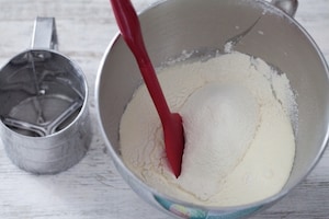 Preparazione Bundt cake allo zafferano e cioccolato bianco - Fase 3