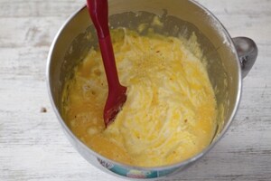 Preparazione Bundt cake allo zafferano e cioccolato bianco - Fase 3