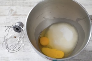 Preparazione Bundt cake allo zafferano e cioccolato bianco - Fase 2