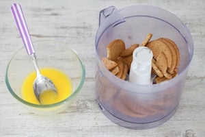 Preparazione Cheesecake senza cottura alle fragole - Fase 1