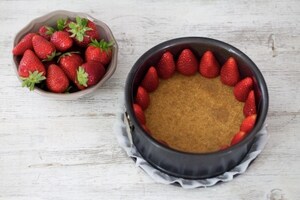 Preparazione Cheesecake senza cottura alle fragole - Fase 2