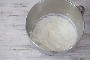 Preparazione Cheesecake senza cottura alle fragole - Fase 3