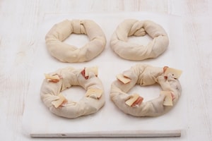 Preparazione Ciambelle al formaggio con speck e rosmarino  - Fase 2