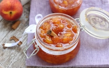 Confettura di pesche profumata alla cannella