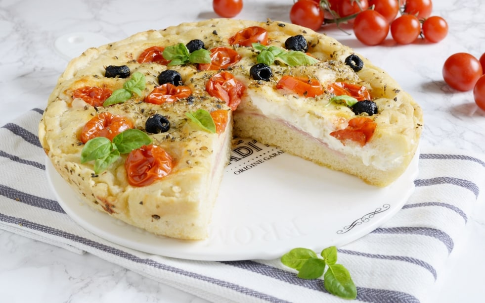 Focaccia con pomodorini ripiena ricetta