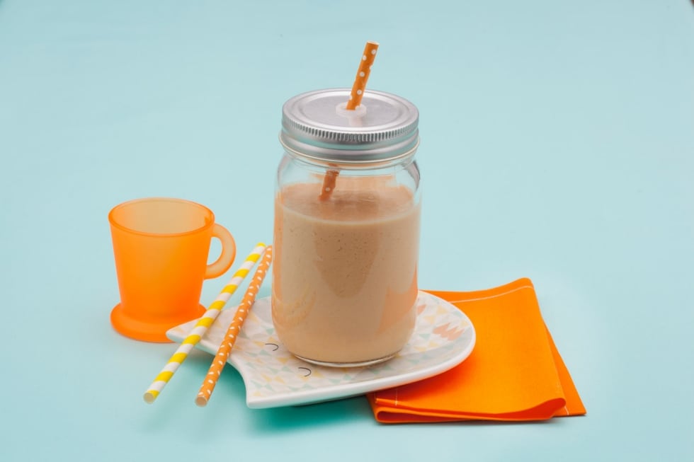 Frappè di latte ai biscotti, yogurt, miele e albicocche ricetta